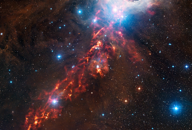 Телескоп APEX сфотографировал «огненную ленту» в созвездии Ориона